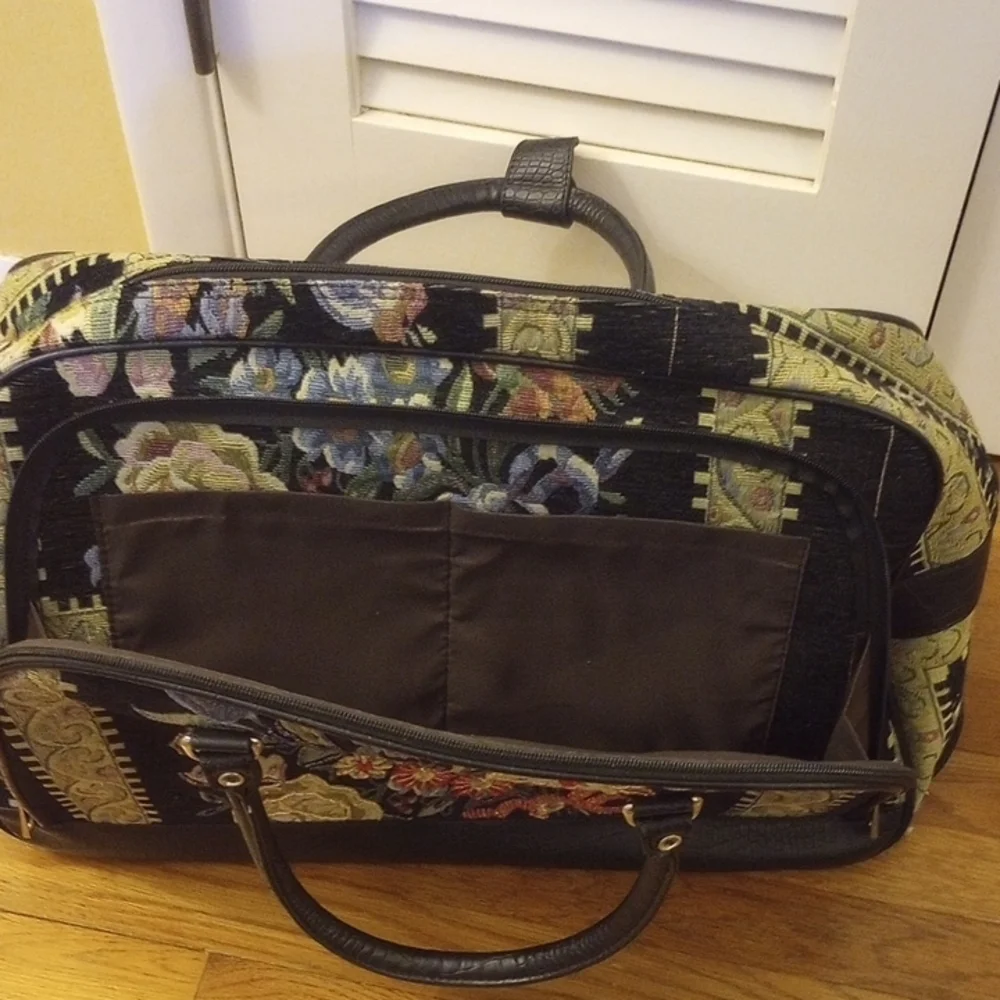 Mellow World Duffle Style Travel Bag - Picture 4 of 4